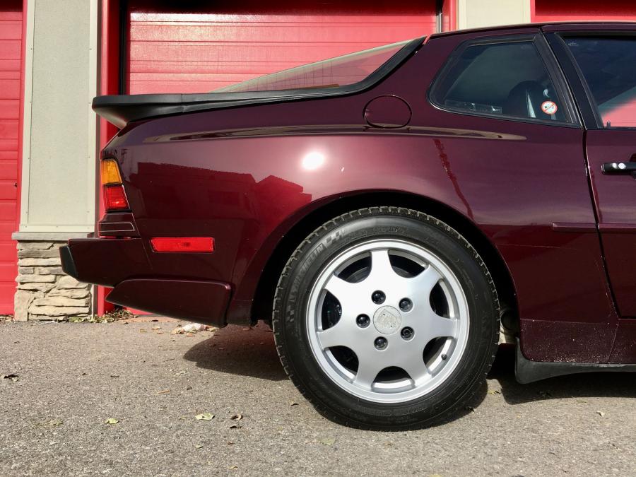 Детали экстерьера Porsche 944 S2 Red Pearl 1990 года  (фото 30 из 86)